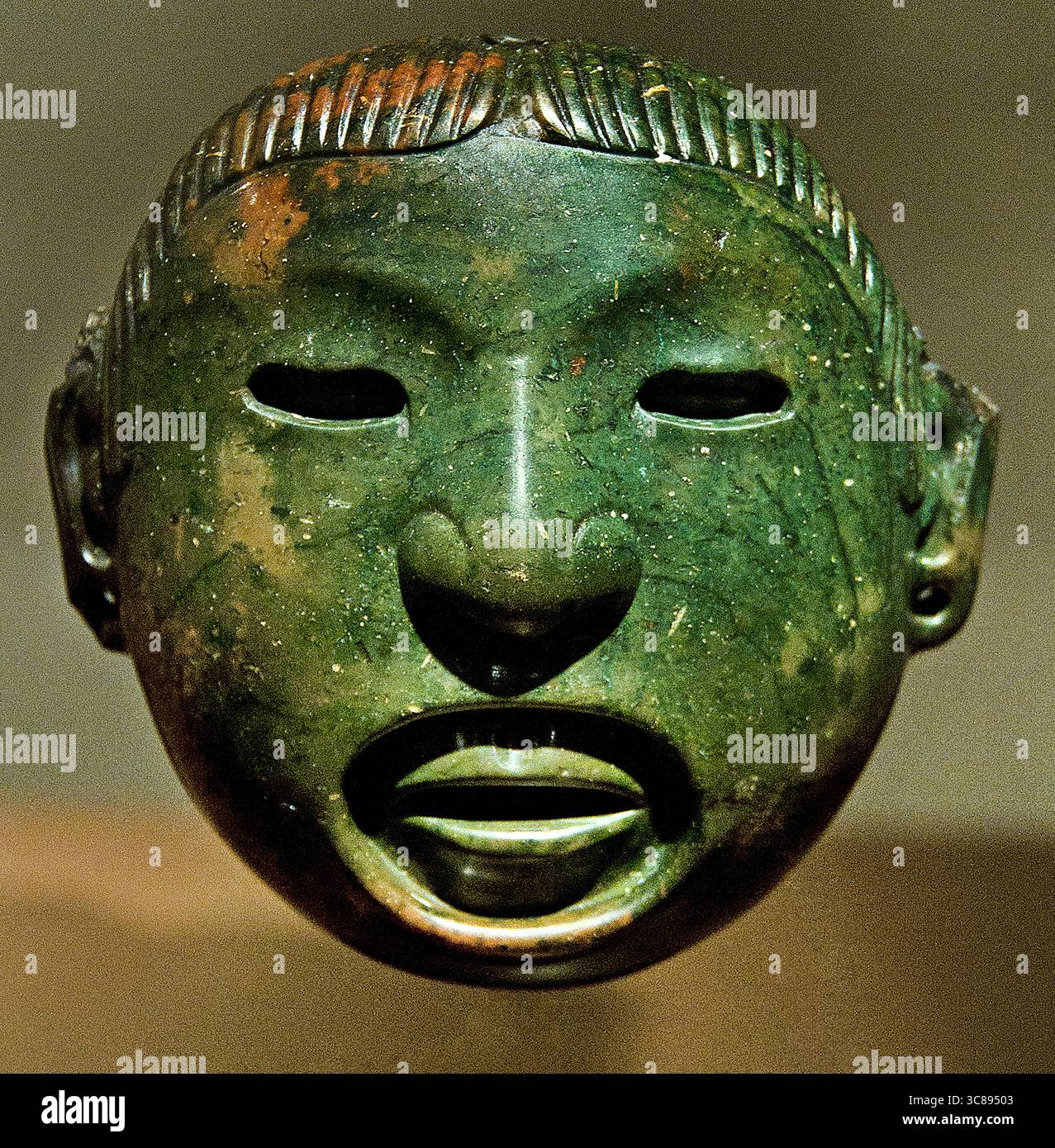 Pendelmaske Rituale Aztekengott Xipe Totec Mexico Mexican Valley, zwischen 1325 und 1521 Musée du quai Branly (Mittel - Rhyolith) Pendelmaske assoziiert mit den Ritualen des aztekischen Gottes Xipe Totec, ( Xipe Totec ist ein aztekischer Gott, der hauptsächlich mit Frühling, Landwirtschaft und Regeneration, aber auch mit Menschenopfern und Ausbrüchen verbunden ist. Er wird als „Unser Herr der gefiederte“ bezeichnet und trägt die Haut eines geopferten Individuums. Seine Ikonographie und Rituale beinhalten oft das Auspusten von menschlichen Opfern, symbolisieren den Tod und die Erneuerung der Erde und die Entstehung von neuem Leben. Stockfoto