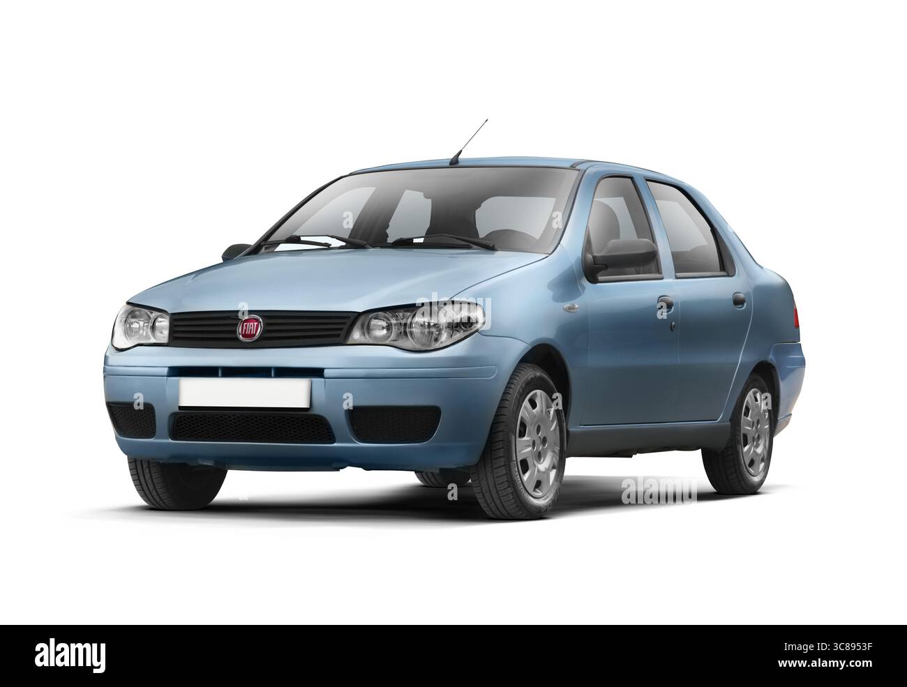 Izmir, Türkei - 02. Mai 2025: Studio-Foto eines Fiat Albea aus dem Jahr 2006 in Himmelblau, leichte linke Vorderansicht, weißer Hintergrund. Stockfoto