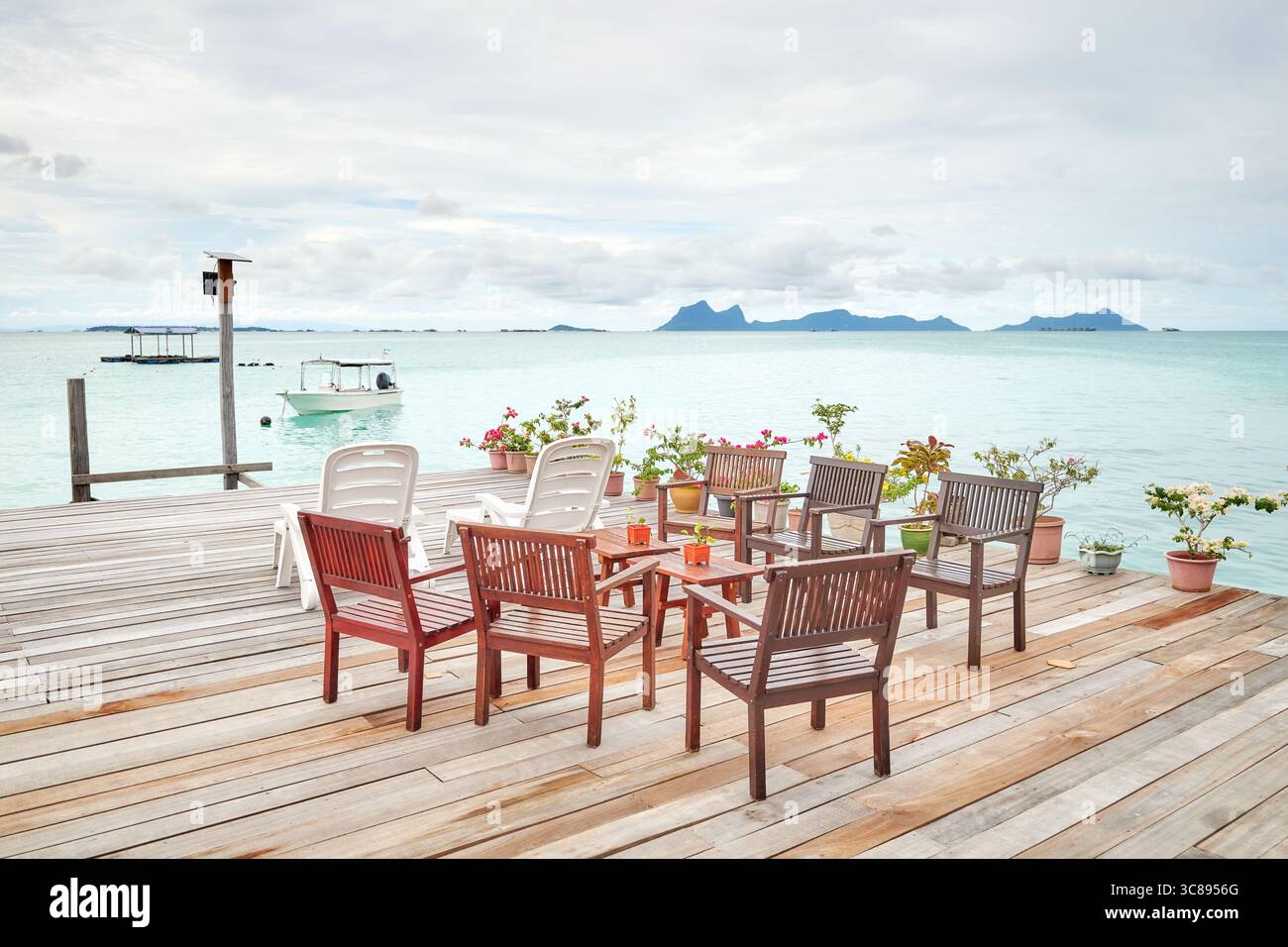 Hölzerne Plattform mit Sitzplätzen am Meer, Urlaubsentspannungskonzept, Borneo, Malaysia. Stockfoto Hölzerne Plattform mit Sitzplätzen am Meer, Urlaubsentspannungskonzept, Borneo, Malaysia. Stockfoto