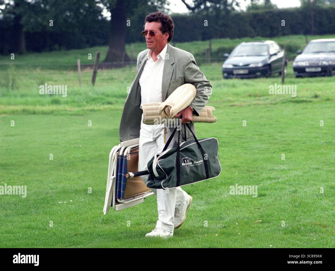 Der britische Schauspieler Robert Powell spielt für das Cricket-Team der Lord Taverners im Weston Park. Stockfoto