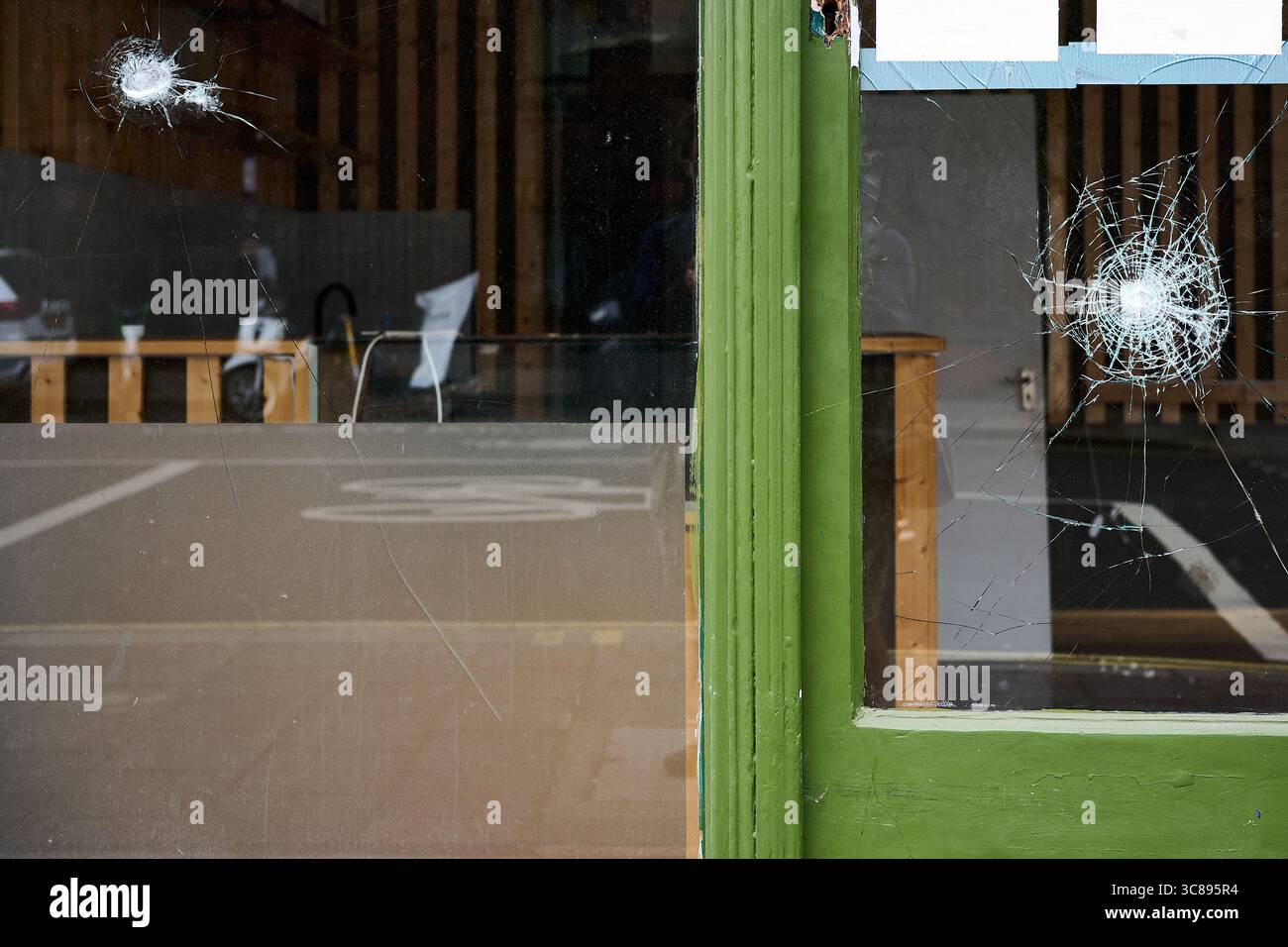 Kaputte Schaufensterscheibe, die wie ein Schussloch aussieht Stockfoto