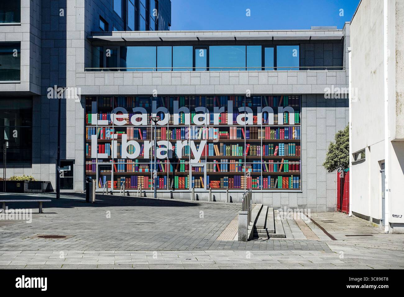 Tallaght Public Library in Dublin, Irland, moderne Fassade mit zweisprachiger Beschilderung „Leabharlann / Library“ und Glasvitrine zum Thema Bücher. Stockfoto