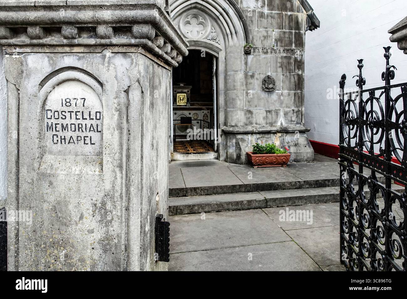 Costello Memorial Chapel, Carrick-on-Shannon, 1877 von Edward Costello zum Gedenken an seine Frau erbaut. Eine der kleinsten Kapellen der Welt. Stockfoto