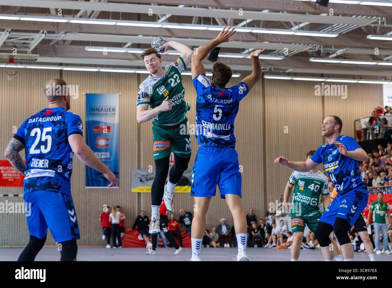 ERIK PERSSON (FRISCH AUF! Goeppingen, #22) erzielt ein Tor, Aktion, Torwurf FRISCH AUF! Goeppingen (FAG) vs. TVB 1898 Stuttgart (TVB), Handball, Maenner, S-Cup Altensteig 2025, Finale, Spielzeit 2025/2026, 03.08.2025 Foto: Eibner-Pressefoto/Oliver Schmidt Stockfoto