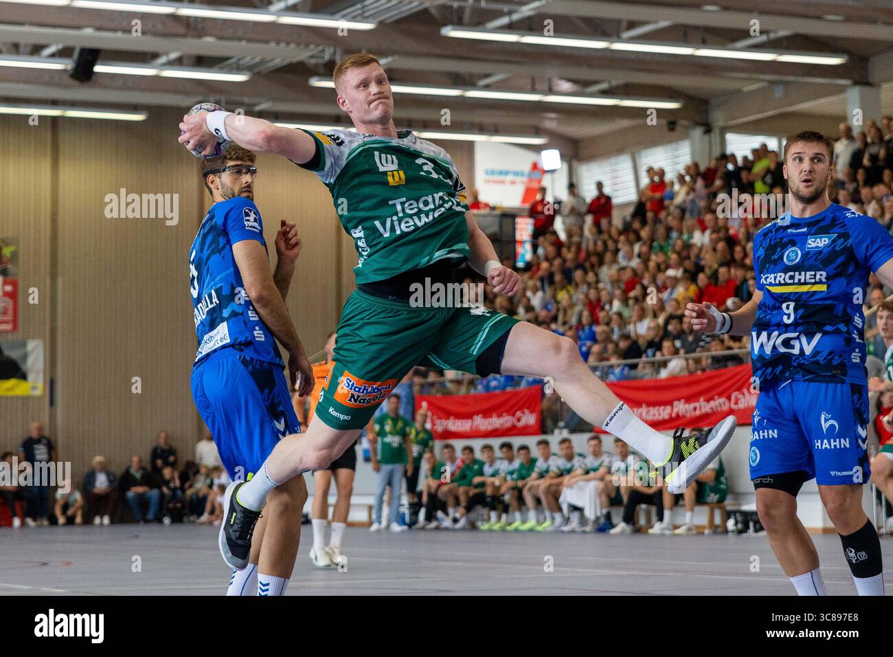 YMIR GISLASON (FRISCH AUF! Goeppingen, #33) erzielt ein Tor, Aktion, Torwurf FRISCH AUF! Goeppingen (FAG) vs. TVB 1898 Stuttgart (TVB), Handball, Maenner, S-Cup Altensteig 2025, Finale, Spielzeit 2025/2026, 03.08.2025 Foto: Eibner-Pressefoto/Oliver Schmidt Stockfoto