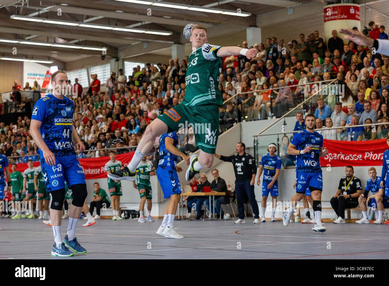 YMIR GISLASON (FRISCH AUF! Goeppingen, #33) erzielt ein Tor, Aktion, Torwurf FRISCH AUF! Goeppingen (FAG) vs. TVB 1898 Stuttgart (TVB), Handball, Maenner, S-Cup Altensteig 2025, Finale, Spielzeit 2025/2026, 03.08.2025 Foto: Eibner-Pressefoto/Oliver Schmidt Stockfoto