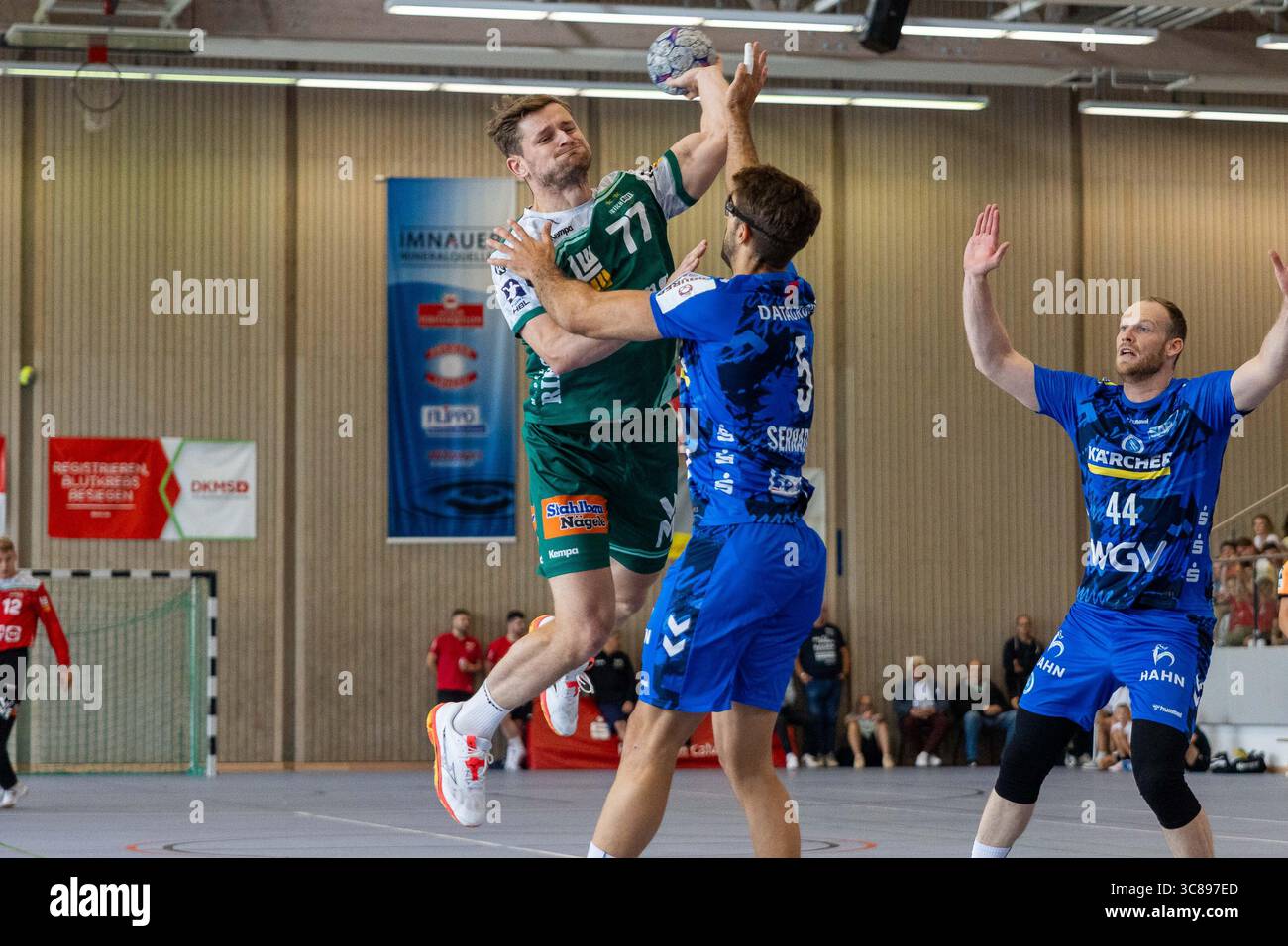 DAVID SCHMIDT (FRISCH AUF! Goeppingen, #77) erzielt ein Tor, Aktion, Torwurf FRISCH AUF! Goeppingen (FAG) vs. TVB 1898 Stuttgart (TVB), Handball, Maenner, S-Cup Altensteig 2025, Finale, Spielzeit 2025/2026, 03.08.2025 Foto: Eibner-Pressefoto/Oliver Schmidt Stockfoto