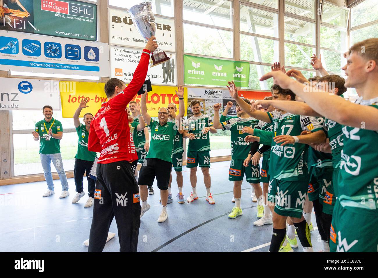 JULIAN BUCHELE (FRISCH AUF! Goeppingen, #01) jubelt mit dem Pokal, FRISCH AUF! Ist Turniersieger FRISCH AUF! Goeppingen (FAG) vs. TVB 1898 Stuttgart (TVB), Handball, Maenner, S-Cup Altensteig 2025, Finale, Spielzeit 2025/2026, 03.08.2025 Foto: Eibner-Pressefoto/Oliver Schmidt Stockfoto