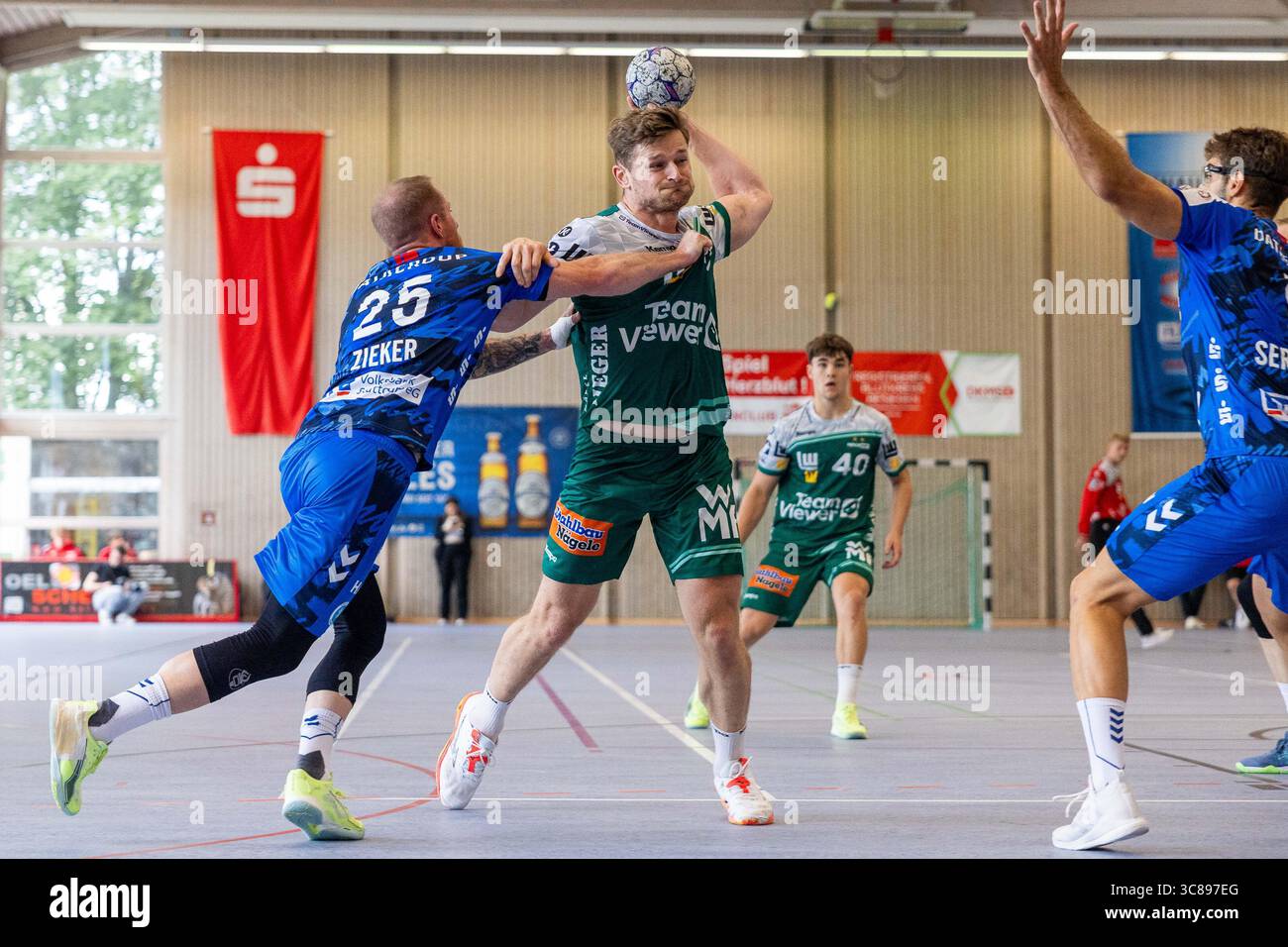 DAVID SCHMIDT (FRISCH AUF! Goeppingen, #77) erzielt ein Tor, Aktion, Torwurf FRISCH AUF! Goeppingen (FAG) vs. TVB 1898 Stuttgart (TVB), Handball, Maenner, S-Cup Altensteig 2025, Finale, Spielzeit 2025/2026, 03.08.2025 Foto: Eibner-Pressefoto/Oliver Schmidt Stockfoto