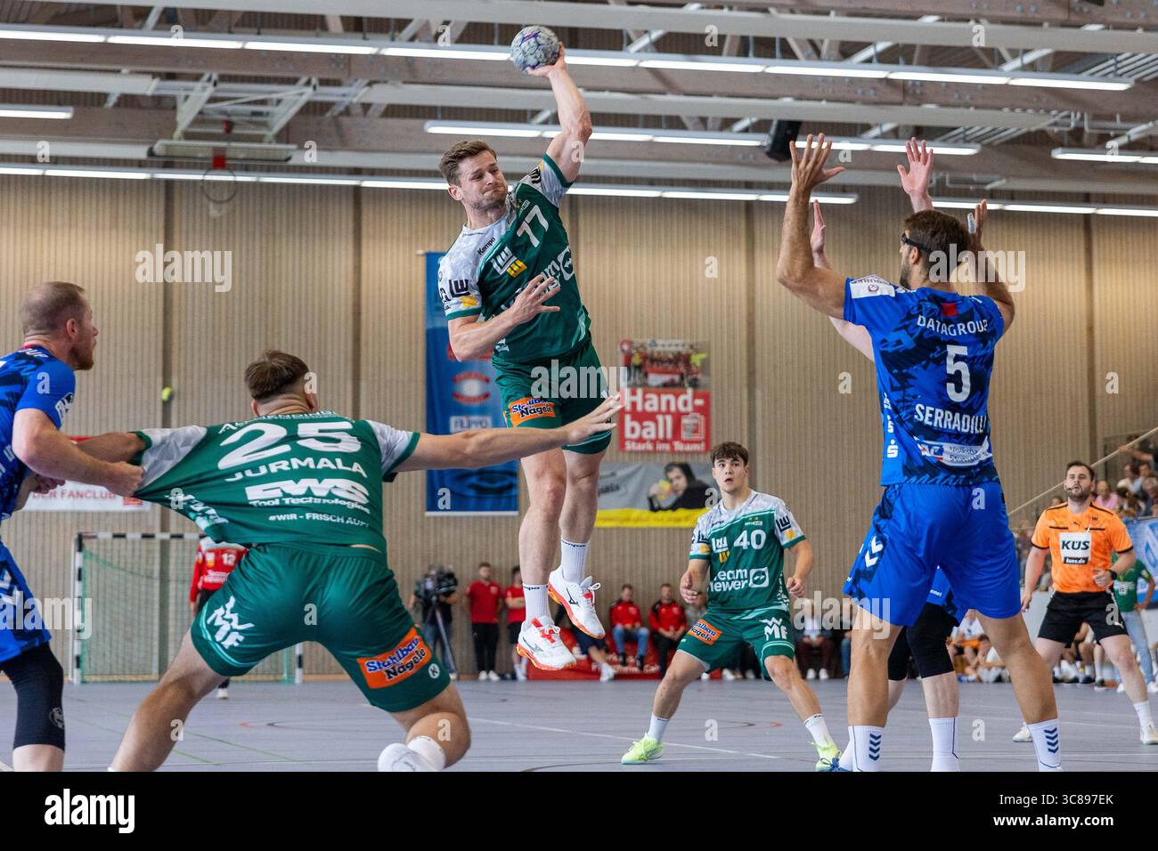 DAVID SCHMIDT (FRISCH AUF! Goeppingen, #77) erzielt ein Tor, Aktion, Torwurf FRISCH AUF! Goeppingen (FAG) vs. TVB 1898 Stuttgart (TVB), Handball, Maenner, S-Cup Altensteig 2025, Finale, Spielzeit 2025/2026, 03.08.2025 Foto: Eibner-Pressefoto/Oliver Schmidt Stockfoto