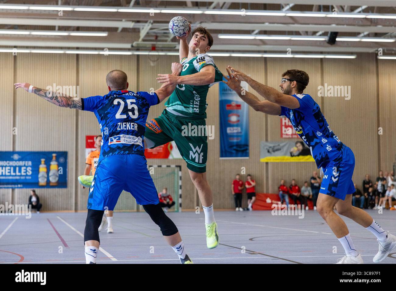 ELIAS NEWEL (FRISCH AUF! Goeppingen, #40) erzielt ein Tor, Aktion, Torwurf FRISCH AUF! Goeppingen (FAG) vs. TVB 1898 Stuttgart (TVB), Handball, Maenner, S-Cup Altensteig 2025, Finale, Spielzeit 2025/2026, 03.08.2025 Foto: Eibner-Pressefoto/Oliver Schmidt Stockfoto