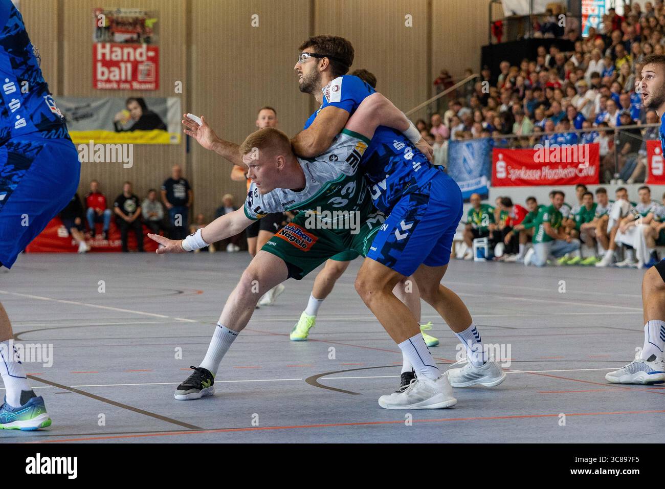 YMIR GISLASON (FRISCH AUF! Goeppingen, #33) im Zweikampf FRISCH AUF! Goeppingen (FAG) vs. TVB 1898 Stuttgart (TVB), Handball, Maenner, S-Cup Altensteig 2025, Finale, Spielzeit 2025/2026, 03.08.2025 Foto: Eibner-Pressefoto/Oliver Schmidt Stockfoto