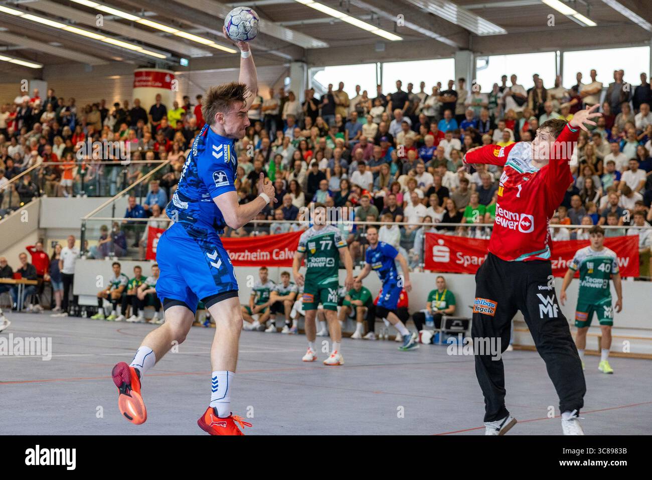 Jakob NIGG (TSV Stuttgart, #57) trifft gegen Julian BUCHELE (FRISCH AUF! Goeppingen, #01) FRISCH AUF! Goeppingen (FAG) vs. TVB 1898 Stuttgart (TVB), Handball, Maenner, S-Cup Altensteig 2025, Finale, Spielzeit 2025/2026, 03.08.2025 Foto: Eibner-Pressefoto/Oliver Schmidt Stockfoto