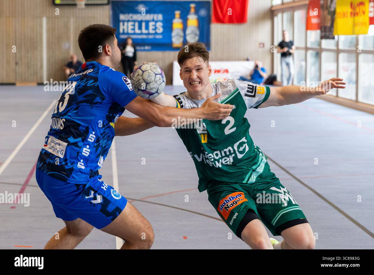 OSKAR NEUDECK (FRISCH AUF! Goeppingen, #02) im Zweikampf gegen Achilleas TOSKAS (TVB Stuttgart, #13) FRISCH AUF! Goeppingen (FAG) vs. TVB 1898 Stuttgart (TVB), Handball, Maenner, S-Cup Altensteig 2025, Finale, Spielzeit 2025/2026, 03.08.2025 Foto: Eibner-Pressefoto/Oliver Schmidt Stockfoto