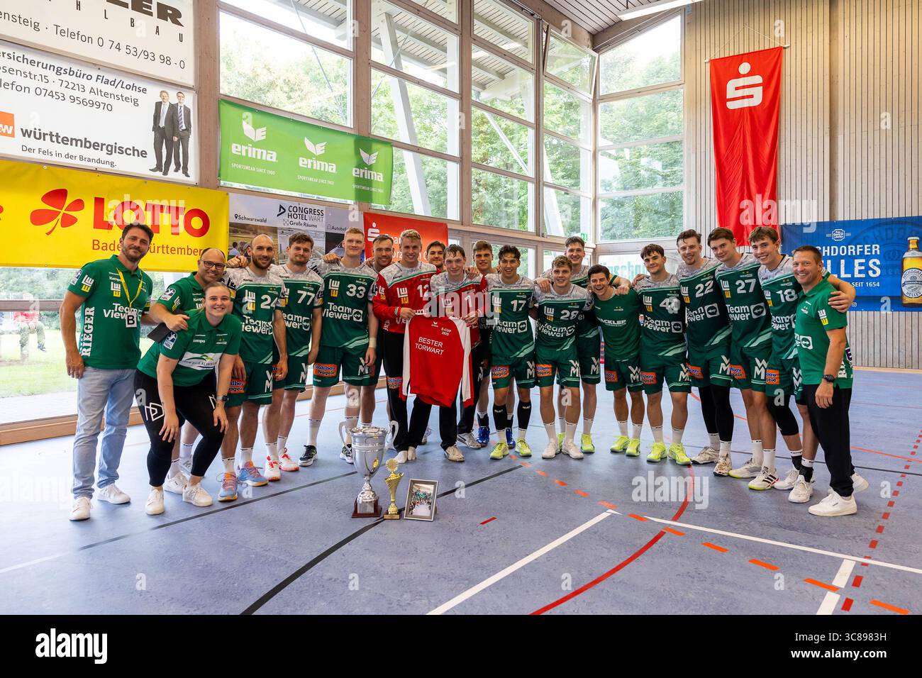 Das Goeppinger Team feiert die Titelverteidigung, Siegerfoto FRISCH AUF! Goeppingen (FAG) vs. TVB 1898 Stuttgart (TVB), Handball, Maenner, S-Cup Altensteig 2025, Finale, Spielzeit 2025/2026, 03.08.2025 Foto: Eibner-Pressefoto/Oliver Schmidt Stockfoto