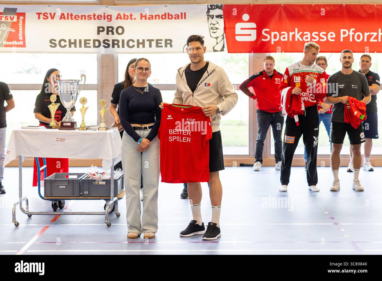 Csaba LEIMETER (HBW Balingen-Weilstetten, #05) wird zum besten Spieler des Turniers gewaehlt FRISCH AUF! Goeppingen (FAG) vs. TVB 1898 Stuttgart (TVB), Handball, Maenner, S-Cup Altensteig 2025, Finale, Spielzeit 2025/2026, 03.08.2025 Foto: Eibner-Pressefoto/Oliver Schmidt Stockfoto