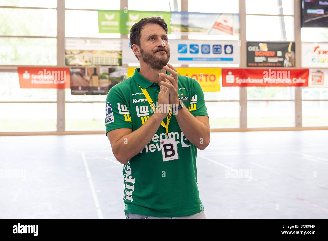 BEN MATSCHKE (FRISCH AUF! Goeppingen, Trainer) applaudiert, bedankt sich bei den Fans FRISCH AUF! Goeppingen (FAG) vs. TVB 1898 Stuttgart (TVB), Handball, Maenner, S-Cup Altensteig 2025, Finale, Spielzeit 2025/2026, 03.08.2025 Foto: Eibner-Pressefoto/Oliver Schmidt Stockfoto