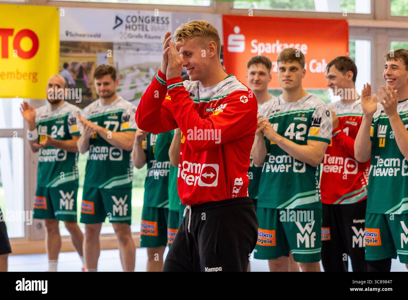 KRISTIAN SAEVERAS (FRISCH AUF! Goeppingen, #12) wird zum besten Torhueter des Turniers gewaehlt FRISCH AUF! Goeppingen (FAG) vs. TVB 1898 Stuttgart (TVB), Handball, Maenner, S-Cup Altensteig 2025, Finale, Spielzeit 2025/2026, 03.08.2025 Foto: Eibner-Pressefoto/Oliver Schmidt Stockfoto
