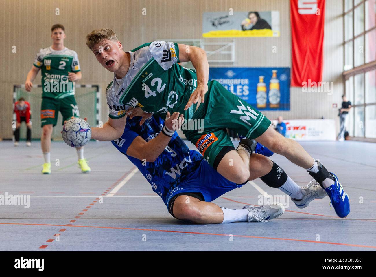 MARTIN HANNE (FRISCH AUF! Goeppingen, #42) im Zweikampf gegen Gianfranco PRIBETIC (TVB Stuttgart, #09) FRISCH AUF! Goeppingen (FAG) vs. TVB 1898 Stuttgart (TVB), Handball, Maenner, S-Cup Altensteig 2025, Finale, Spielzeit 2025/2026, 03.08.2025 Foto: Eibner-Pressefoto/Oliver Schmidt Stockfoto