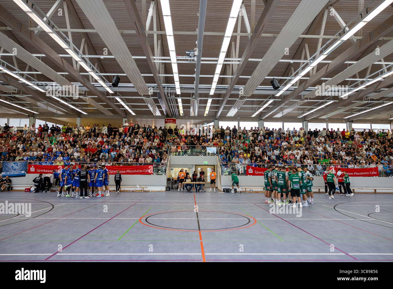 Beide-Teams warten auf eine Auszeit, Auszeit FRISCH AUF! Goeppingen (FAG) vs. TVB 1898 Stuttgart (TVB), Handball, Maenner, S-Cup Altensteig 2025, Finale, Spielzeit 2025/2026, 03.08.2025 Foto: Eibner-Pressefoto/Oliver Schmidt Stockfoto