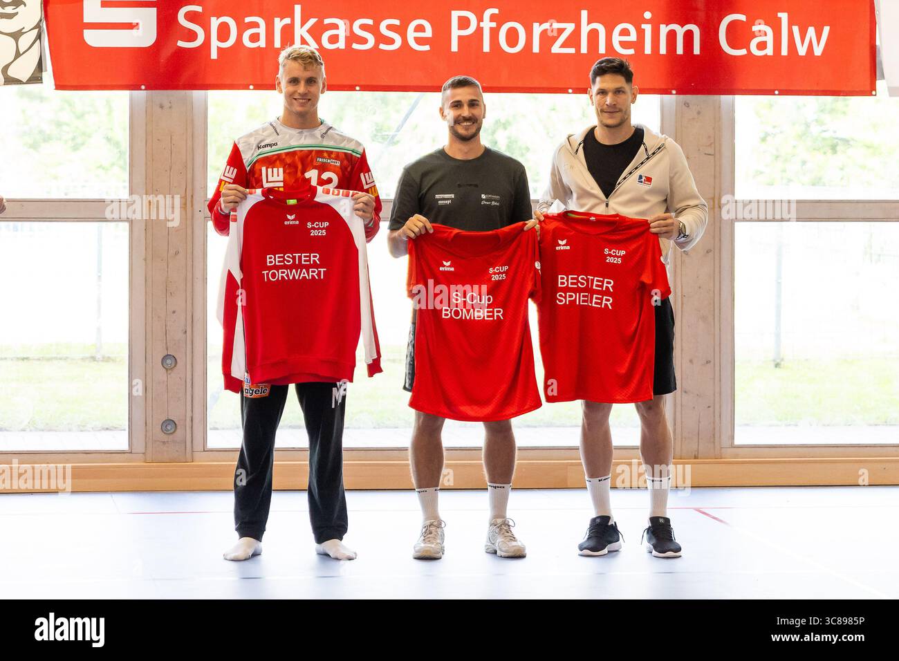 KRISTIAN SAEVERAS (FRISCH AUF! Goeppingen, Nr. 12). Pascal BUEHRER (SG Koendringen-Teningen), Csaba LEIMETER (HBW Balingen-Weilstetten, #05) FRISCH AUF! Goeppingen (FAG) vs. TVB 1898 Stuttgart (TVB), Handball, Maenner, S-Cup Altensteig 2025, Finale, Spielzeit 2025/2026, 03.08.2025 Foto: Eibner-Pressefoto/Oliver Schmidt Stockfoto