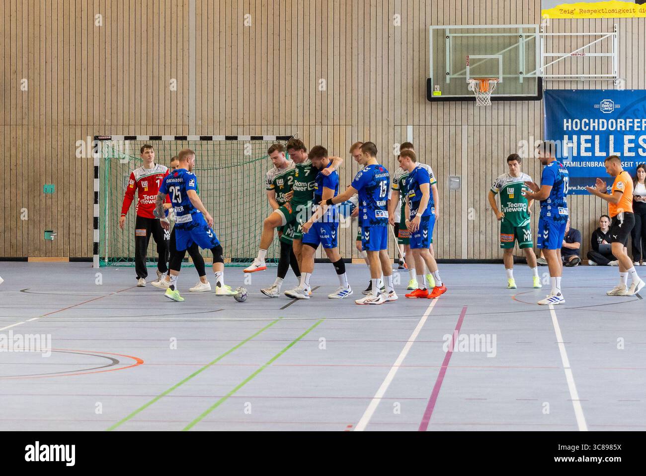VICTOR KLOEVE (FRISCH AUF! Goeppingen, #07) muss vom Feld FRISCH AUF verletzt werden! Goeppingen (FAG) vs. TVB 1898 Stuttgart (TVB), Handball, Maenner, S-Cup Altensteig 2025, Finale, Spielzeit 2025/2026, 03.08.2025 Foto: Eibner-Pressefoto/Oliver Schmidt Stockfoto