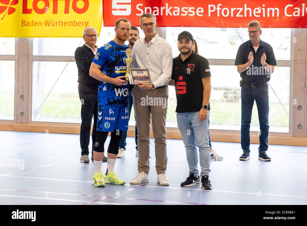 Patrick ZIEKER (TVB Stuttgart, #25) mit dem Pokal für den 2. Platz FRISCH AUF! Goeppingen (FAG) vs. TVB 1898 Stuttgart (TVB), Handball, Maenner, S-Cup Altensteig 2025, Finale, Spielzeit 2025/2026, 03.08.2025 Foto: Eibner-Pressefoto/Oliver Schmidt Stockfoto