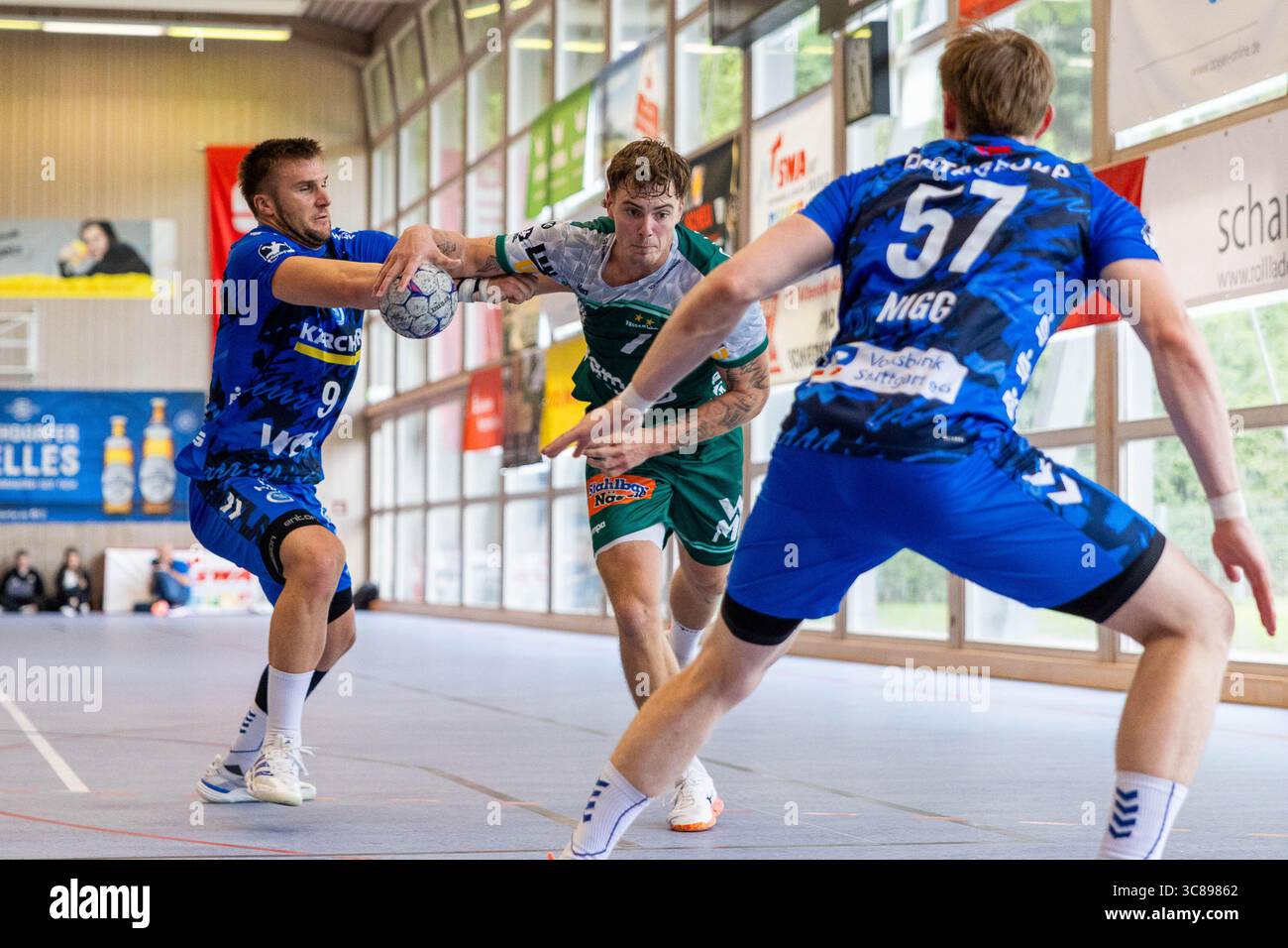 VICTOR KLOEVE (FRISCH AUF! Goeppingen, #07) im Zweikampf gegen Gianfranco PRIBETIC (TVB Stuttgart, #09) FRISCH AUF! Goeppingen (FAG) vs. TVB 1898 Stuttgart (TVB), Handball, Maenner, S-Cup Altensteig 2025, Finale, Spielzeit 2025/2026, 03.08.2025 Foto: Eibner-Pressefoto/Oliver Schmidt Stockfoto