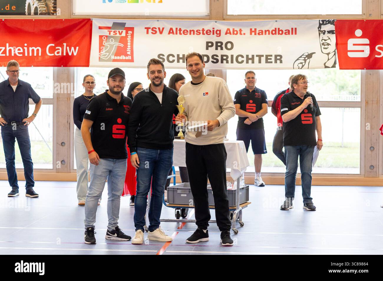 Tobias HEINZELMANN (HBW Balingen-Weilstetten, #28) mit dem Pokal für den 3. Platz FRISCH AUF! Goeppingen (FAG) vs. TVB 1898 Stuttgart (TVB), Handball, Maenner, S-Cup Altensteig 2025, Finale, Spielzeit 2025/2026, 03.08.2025 Foto: Eibner-Pressefoto/Oliver Schmidt Stockfoto