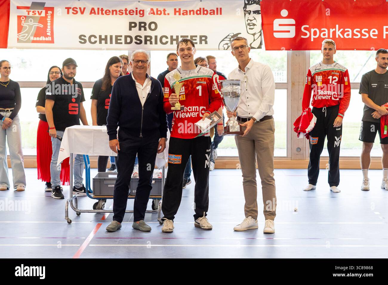JULIAN BUCHELE (FRISCH AUF! Goeppingen, #01) mit dem Pokal FRISCH AUF! Goeppingen (FAG) vs. TVB 1898 Stuttgart (TVB), Handball, Maenner, S-Cup Altensteig 2025, Finale, Spielzeit 2025/2026, 03.08.2025 Foto: Eibner-Pressefoto/Oliver Schmidt Stockfoto