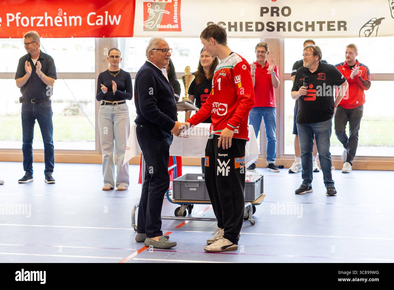 JULIAN BUCHELE (FRISCH AUF! Goeppingen, #01) bei der Siegerehrung FRISCH AUF! Goeppingen (FAG) vs. TVB 1898 Stuttgart (TVB), Handball, Maenner, S-Cup Altensteig 2025, Finale, Spielzeit 2025/2026, 03.08.2025 Foto: Eibner-Pressefoto/Oliver Schmidt Stockfoto