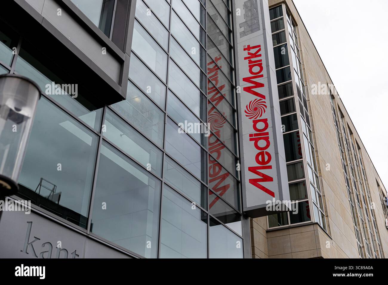 Berlin, Berlin, Deutschland. August 2025. Das MediaMarkt-Logo ist am 3. August 2025 in einem Geschäft im Berliner Stadtteil Charlottenburg zu sehen. Der chinesische E-Commerce-Gigant JD.com will die CECONOMY AG, die Muttergesellschaft von MediaMarkt und Saturn, übernehmen und seine Präsenz im europäischen Einzelhandel für Unterhaltungselektronik ausbauen. Die geplante Übernahme beinhaltet Zusagen, Arbeitsplätze und Infrastruktur vor Ort zu erhalten und gleichzeitig den Einzelhändler von Rabattstrategien abzusetzen. Der Gründer von JD.com, Liu Qiangdong, betonte den Schwerpunkt auf Qualität, Lieferung am selben Tag und Integration des lokalen Marktes Stockfoto