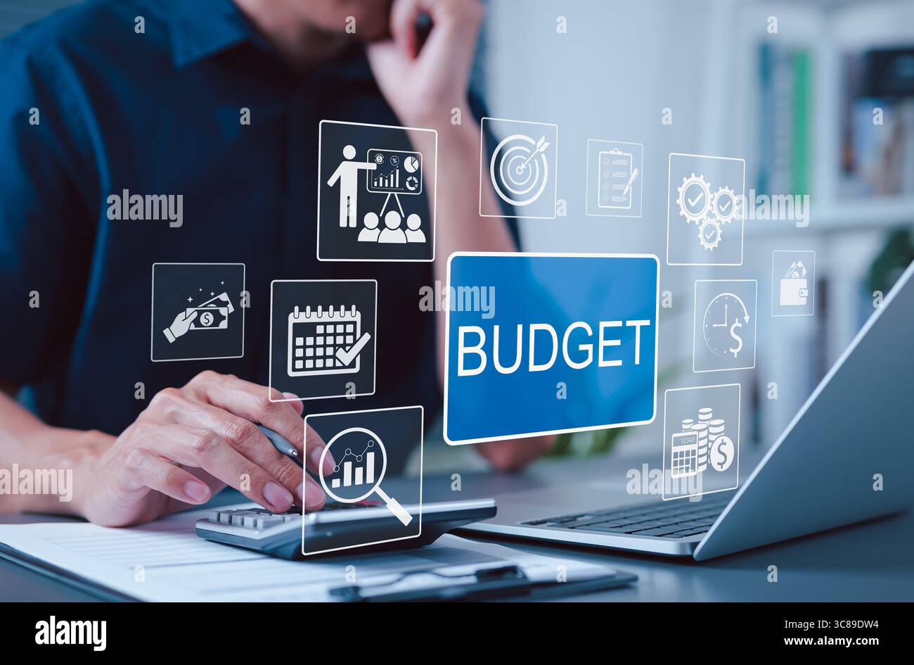 Budget- und Finanzplanungskonzept. Geschäftsmann mit Rechner und Laptop mit Symbolen für Budgetierung, Finanzmanagement, Planung, Stockfoto
