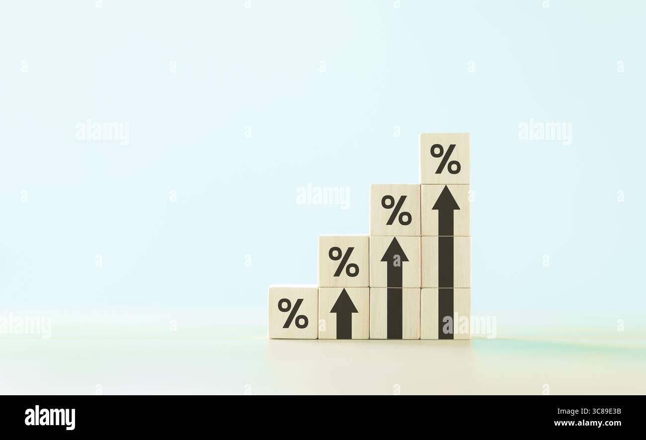 Zins- und Dividendenkonzept. Das Prozentzeichen erhöht sich bei Wachstum, Holzblock stapeln und aufsteigender Pfeil für finanzielle Einsparungen oder Erhöhung i Stockfoto