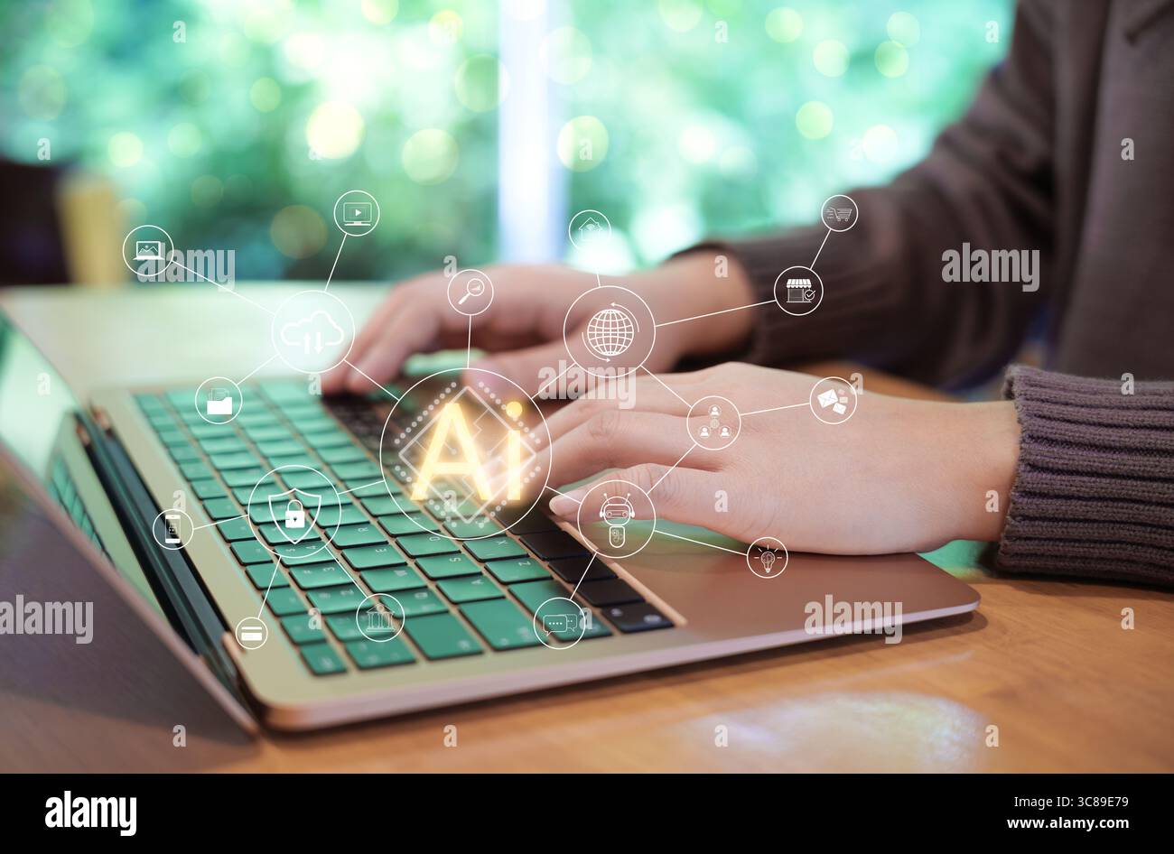 Frau benutzt Laptop, um an KI und künstlicher Intelligenz zu arbeiten. Computerverbindung mit informationstechnischer Intelligenz. AI Prompt generieren Stockfoto