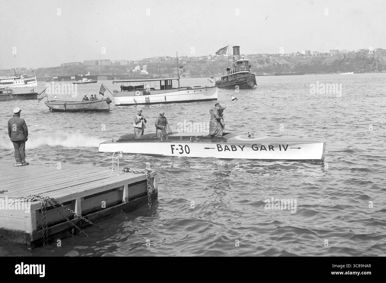 Schnellboot Baby gar IV, nachdem es im Mai 1925 erfolgreich einen Zug, die 20th Century Limited, in einem Rennen von Albany nach New York besiegt hatte. Stockfoto