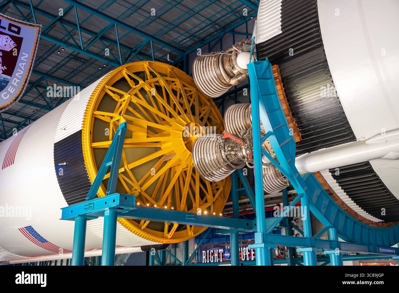 Merritt Island, Florida - 7. Juli 2025: Saturn-V-Rakete in der Apollo/Saturn-V-Attraktion im Kennedy Space Center. Stockfoto