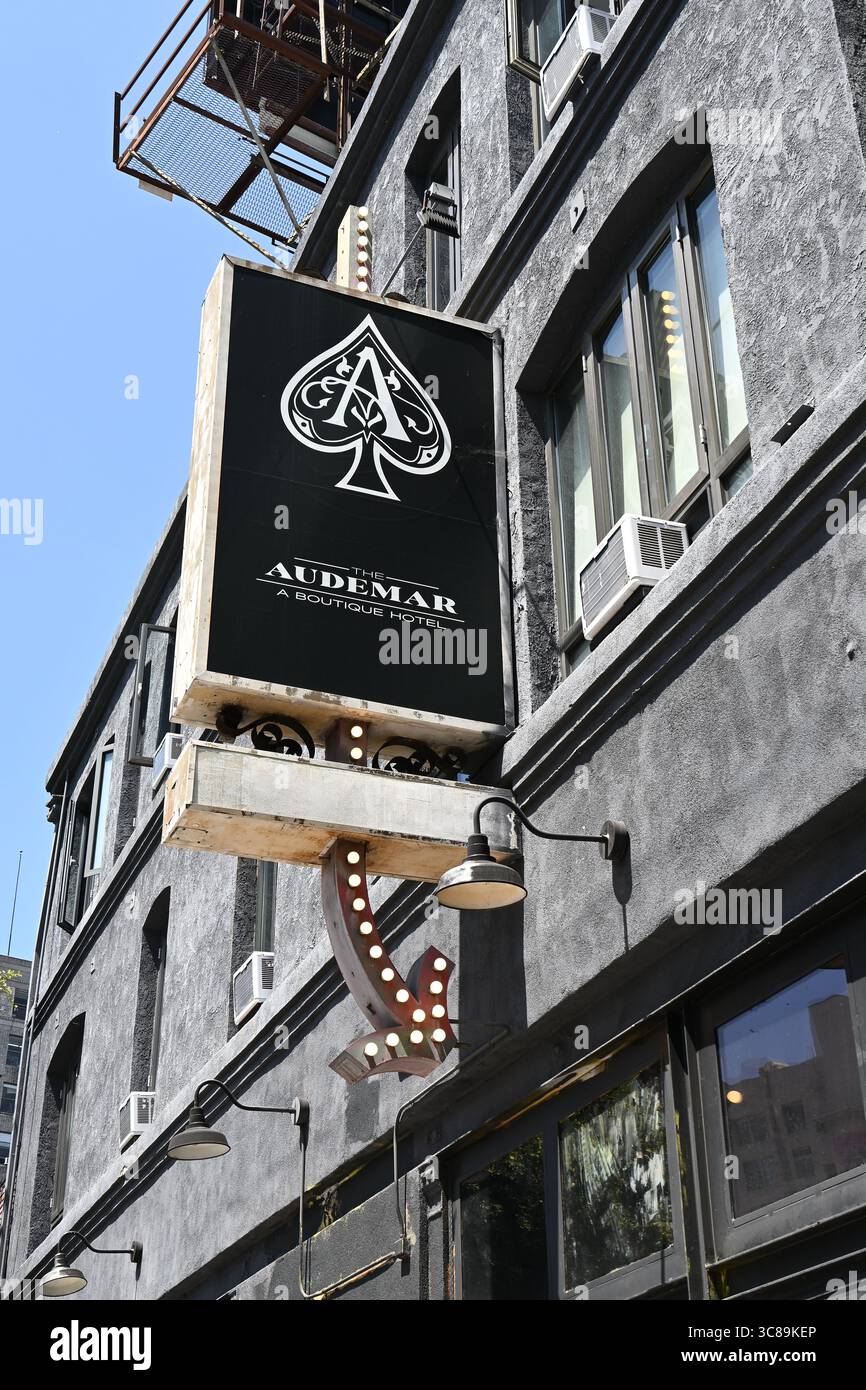LOS ANGELES, KALIFORNIEN - 30. JULI 2025: Schild am Audemar Hotel, einem kleinen Boutique-Hotel im Herzen der Innenstadt VON LA. Stockfoto