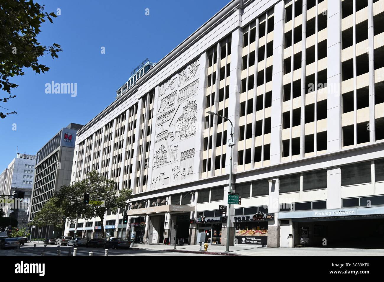 LOS ANGELES, KALIFORNIEN - 30. JULI 2025: Das Broadway Spring Center in der Innenstadt von Los Angeles. Stockfoto