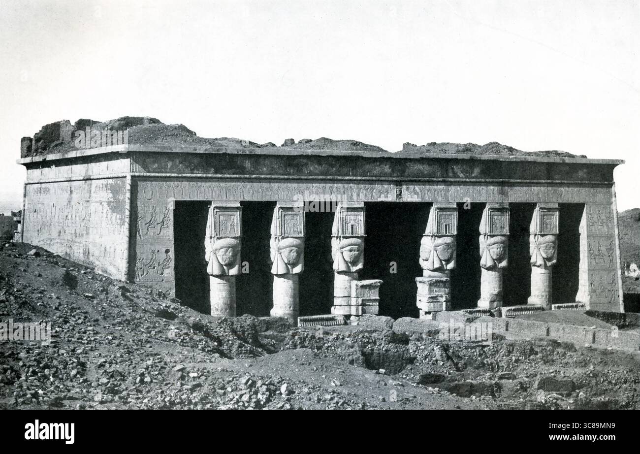Der Dendera Temple Complex befindet sich etwa 2,5 Kilometer südöstlich von Dendera, Ägypten. Es ist einer der am besten erhaltenen Tempelkomplexe des alten Ägypten. Sie ist der Kuhgöttin Hathor gewidmet, einer der wichtigsten Göttinnen des alten Ägypten. Die Kuhgöttin war diejenige, die Fruchtbarkeit, Geburt, Mutterschaft repräsentierte, und diejenige, die die Kranken kamen, um Heilung zu bitten. Der Dendera-Tempel wurde in griechisch-römischer Zeit zwischen 30 v. Chr. und 14 n. Chr. erbaut. Stockfoto