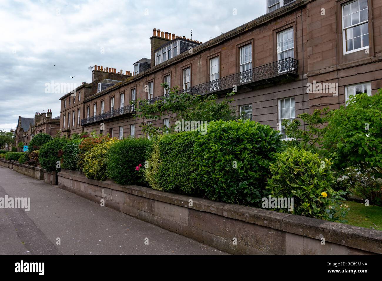 Eine Reihe von Stadthäusern in Montrose, Angus, Schottland Stockfoto