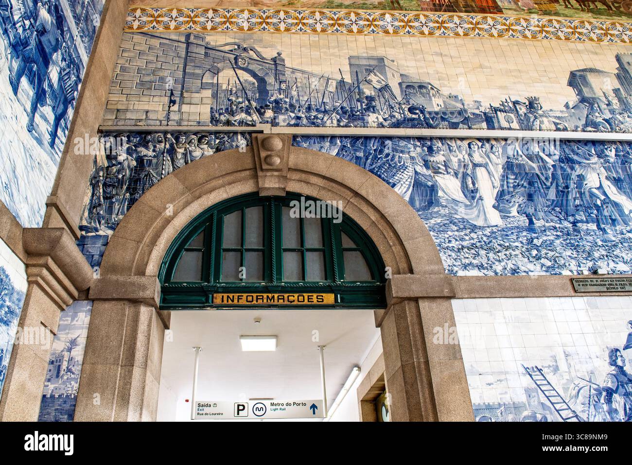 Innenraum des Bahnhofs São Bento in Porto, Portugal mit Wandmalereien aus historischen Azulejo-Fliesen Stockfoto