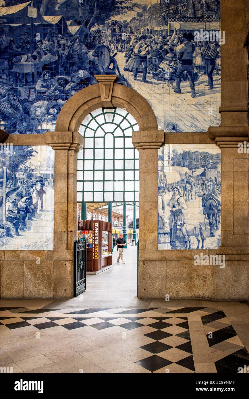 Innenraum des Bahnhofs São Bento in Porto, Portugal mit Wandmalereien aus historischen Azulejo-Fliesen Stockfoto