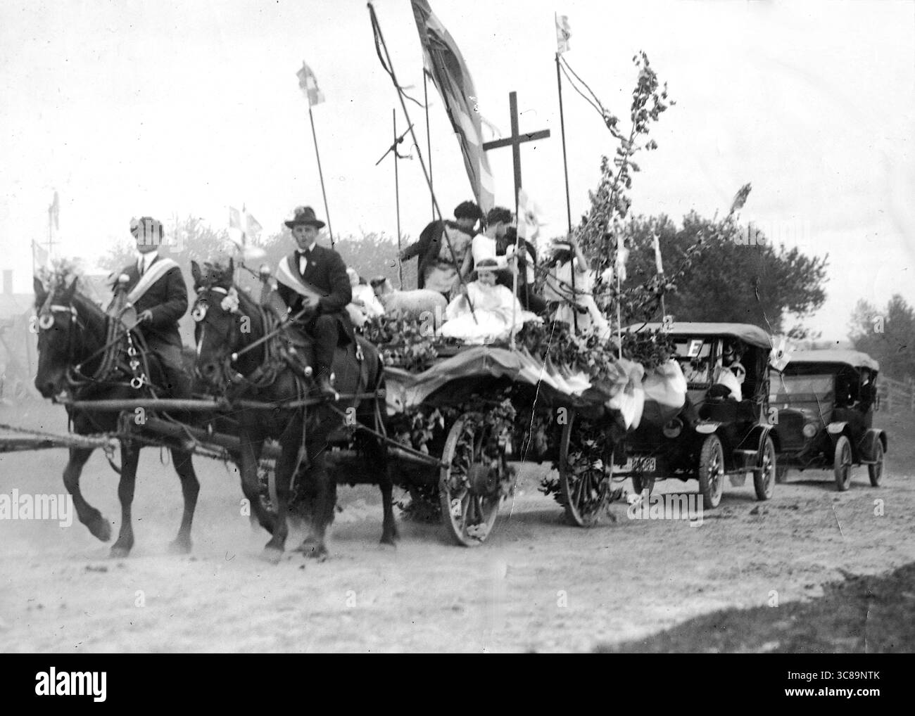 Ernest J. Rawleigh – katholische Prozession, die 1921 zur Enthüllung einer Hommage an Pater Le Caron führt Stockfoto