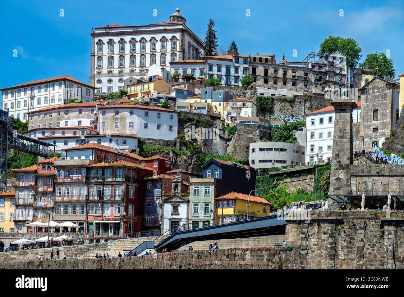 Blick auf Porto am Hügel mit den Cafés Palácio da Justica und Ribeira am Wasser, Portugal Stockfoto