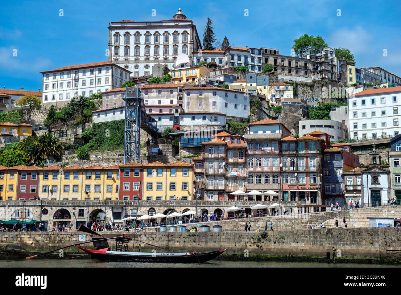 Blick auf Porto am Hügel mit den Cafés Palácio da Justica und Ribeira am Wasser, Portugal Stockfoto