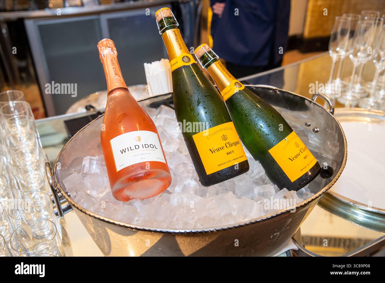 Flaschen Champagner in einem Eiskübel Stockfoto