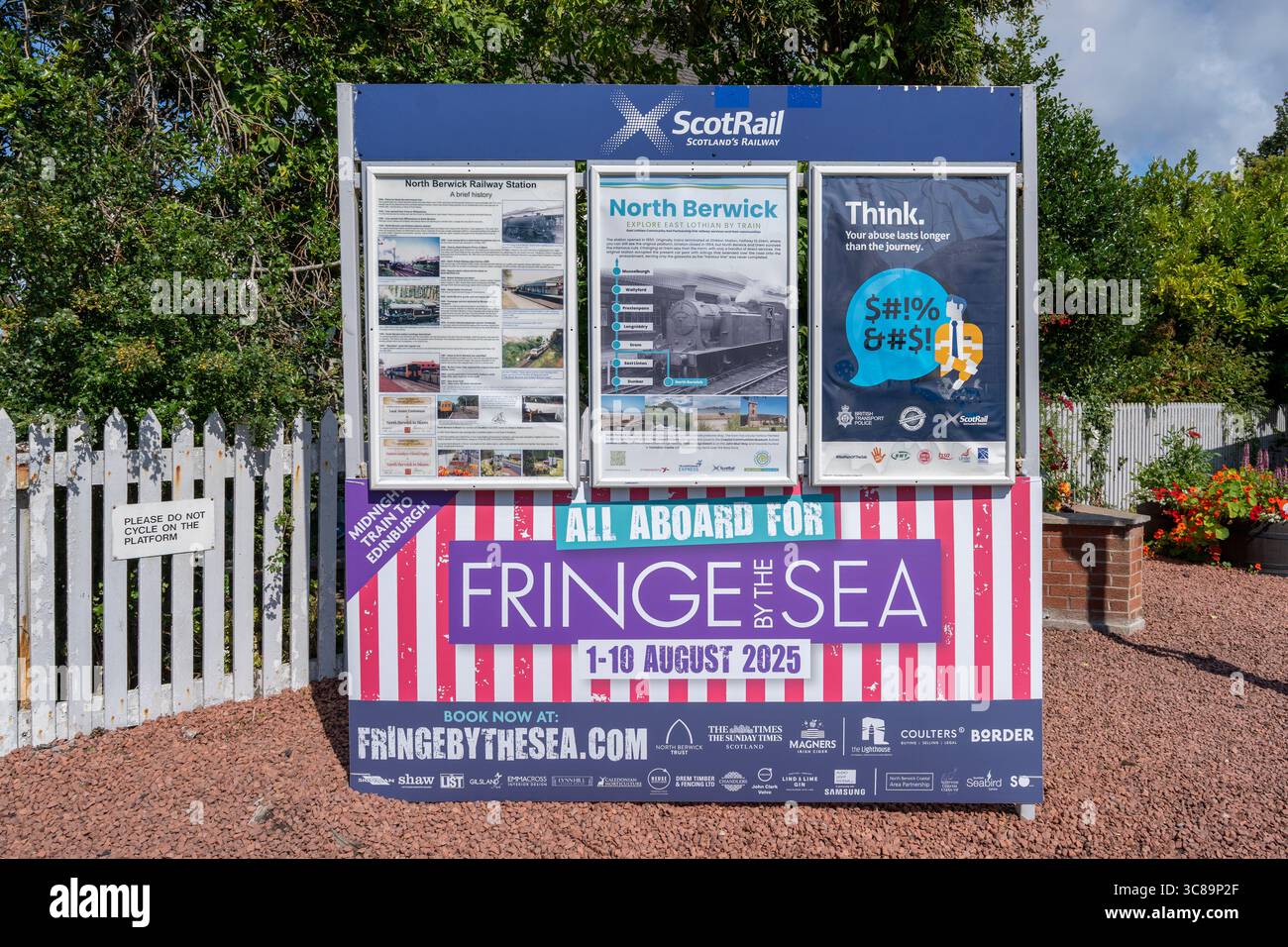 Ein lebhaftes Poster für Fringe by the Sea in North Berwick, das Musik, Comedy und Kultur an Schottlands atemberaubender Ostküste feiert. Stockfoto