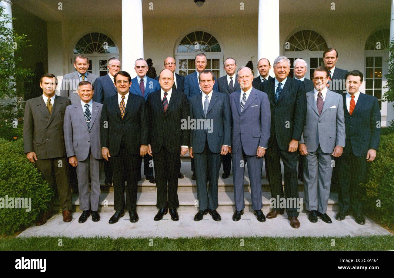 US-Präsident Richard M. Nixon und seine 1972 Kabinettsmitglieder Donald Rumsfeld, John A. Volpe, Peter Peterson, Melvin Laird, William Rogers, Rogers Morton, Elliott Richardson, Caspar Weinberger, Robert Finch, George Romney, Earl Butz, George Shultz, Spiro Agnew, Richard Kleindienst, James Hodgson, David Kennedy und George H. W. Bush, Weißes Haus, Washington D.C., USA, Weißes Haus, 16. Juni 1972 Stockfoto