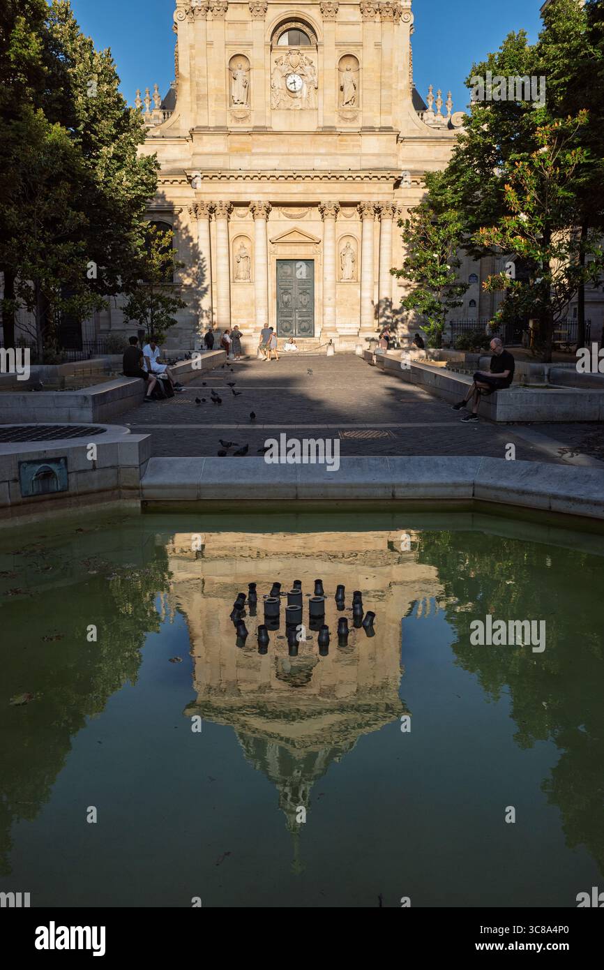 Die atemberaubende Kirche der Sorbonne spiegelt sich in einem ruhigen Brunnen an einem hellen, sonnigen Tag in Paris, Frankreich. Stockfoto